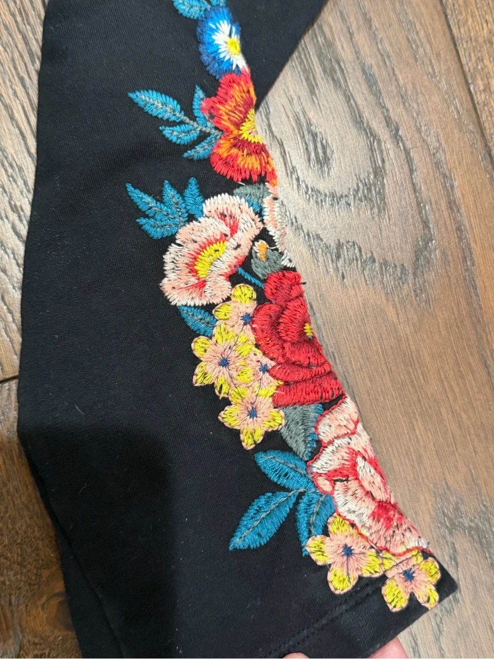 Women’s black Johnny was floral embroidered flowers leggings large